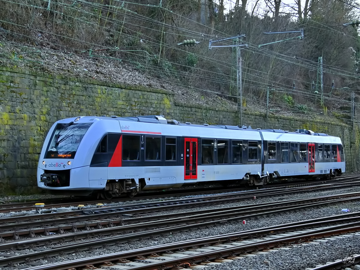 Der Dieseltriebzug VT 12 12 03 Mitte Februar 2021 am Hauptbahnhof Wuppertal.