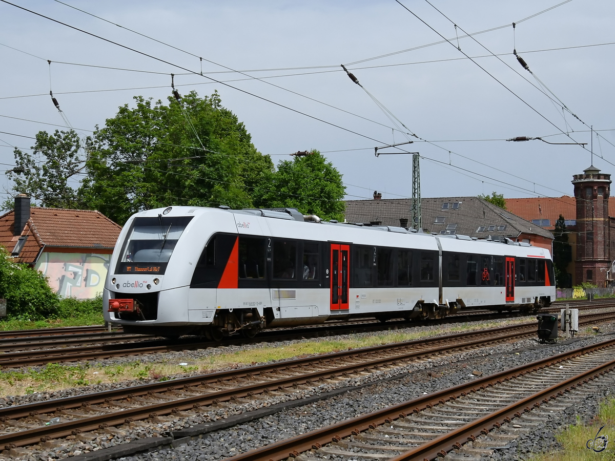 Der Dieseltriebzug VT 12 12 02 ist hier Mitte Juni 2021 bei der Ankunft in Wuppertal-Unterbarmen zu sehen.