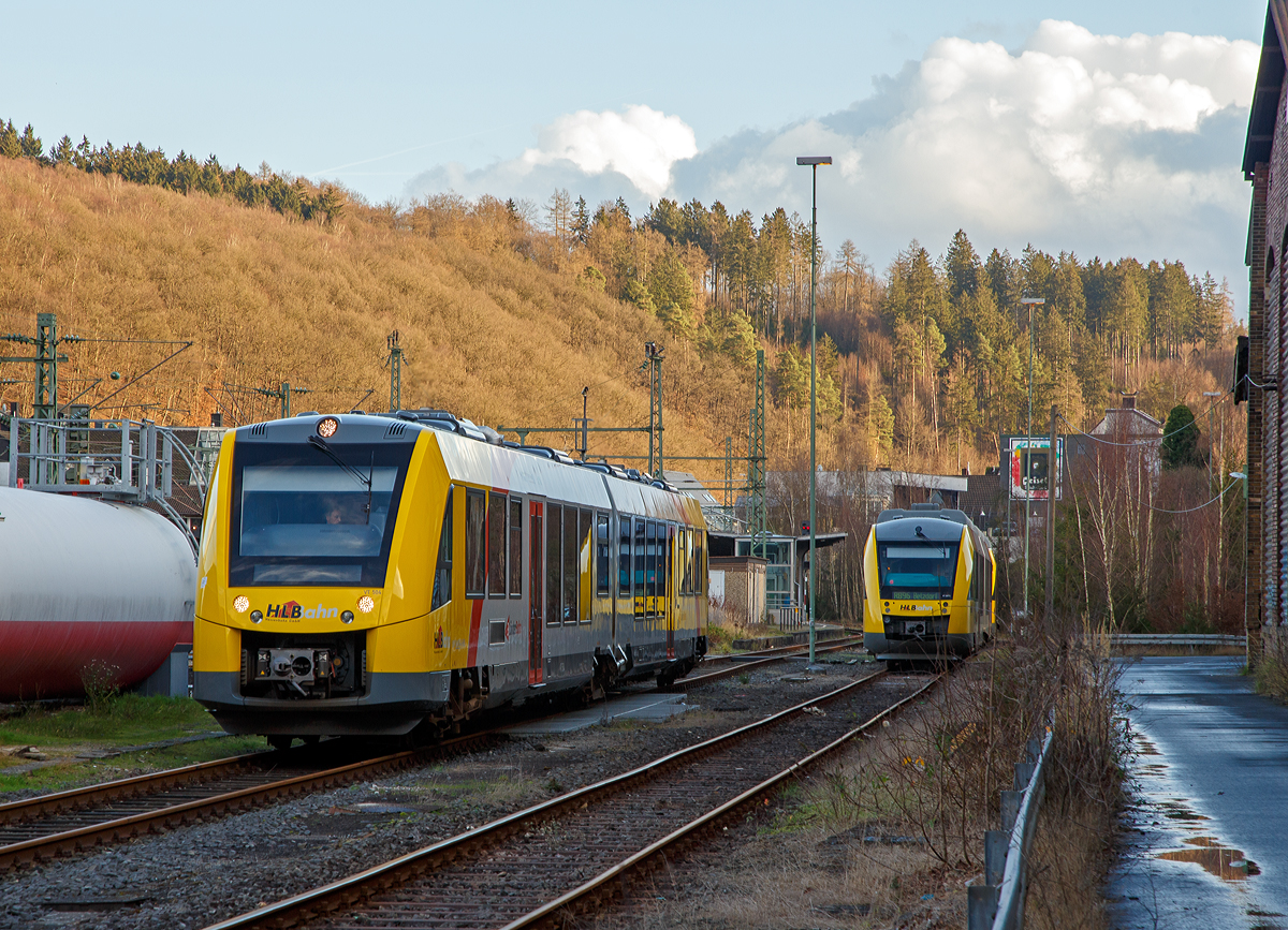 
Der Dieseltriebzug VT 504 ein Alstom Coradia LINT 41 der neuen Generation (95 80 1648 104-5 D-HEB / 95 80 1648 604-4 D-HEB) der HLB (Hessische Landesbahn GmbH) am 23.12.2015 in Betzdorf/Sieg, er ist nun vollgetankt. Hinten stehen zwei ältere LINT 41 (VT 267 und VT 256 der HLB), hier kann man gut die unterschiedlichen Kopfformen erkennen.