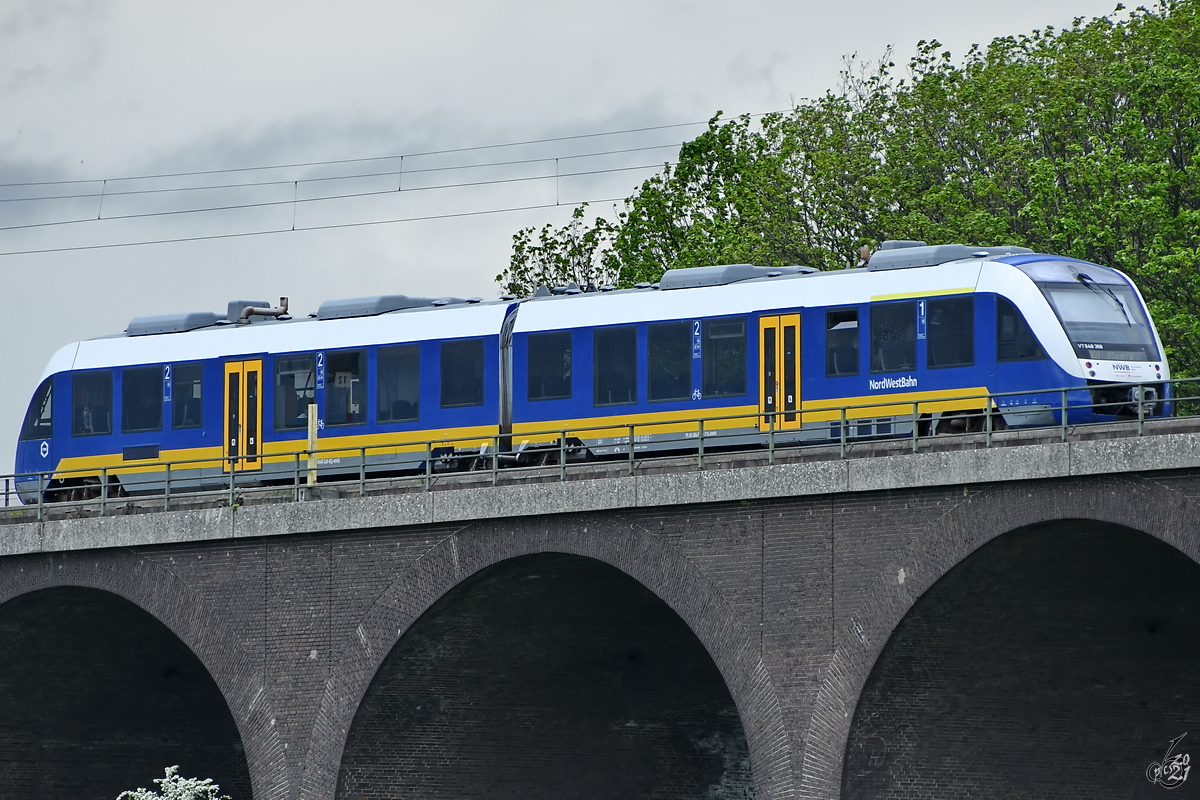 Der Dieseltriebzug VT 648 368 der NordWestBahn befährt Anfang Mai 2021 die Hochfelder Eisenbahnbrücke in Duisburg.