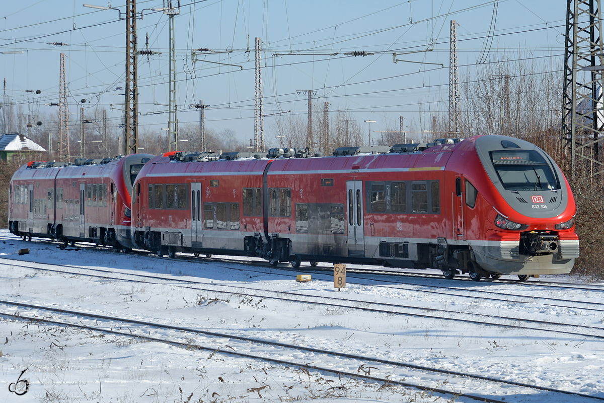 Der Dieseltriebzugverbund 632 104 & 108 ist hier bei der Ausfahrt vom Hauptbahnhof Wanne-Eickel zu sehen. (Februar 2021)