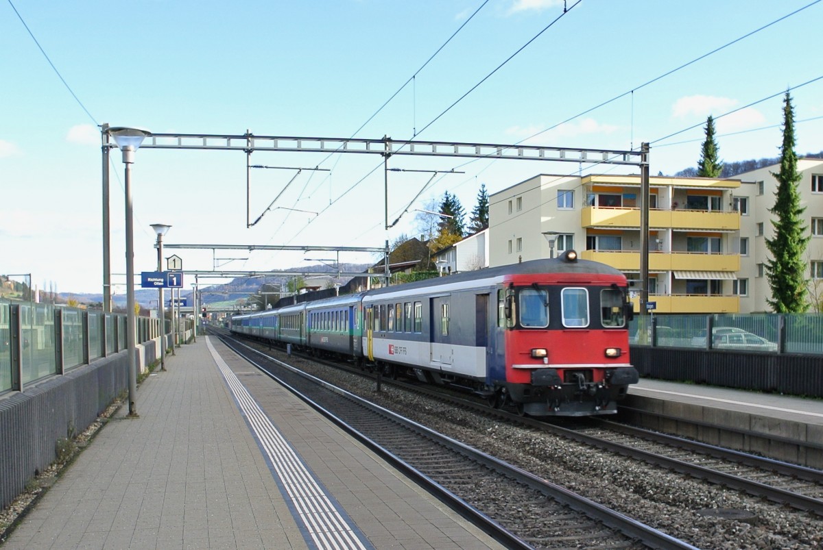 Der Dispo Olten auf berfhrungsfahrt Olten-Basel bei Durchfahrt Ittingen. Ab Basel wird der Zug den EC 7 ersetzten, welcher zu spt ab Deutschland kommt. Da es in Basel nicht gengend Reserve Material hat, muss der Dispo von Olten beigezogen werden. An der Spitze ist der BDt EWI 50 85 82-33 981-0, dahinter 7 EWII und die Re 4/4 II 11228, 25.11.2013.