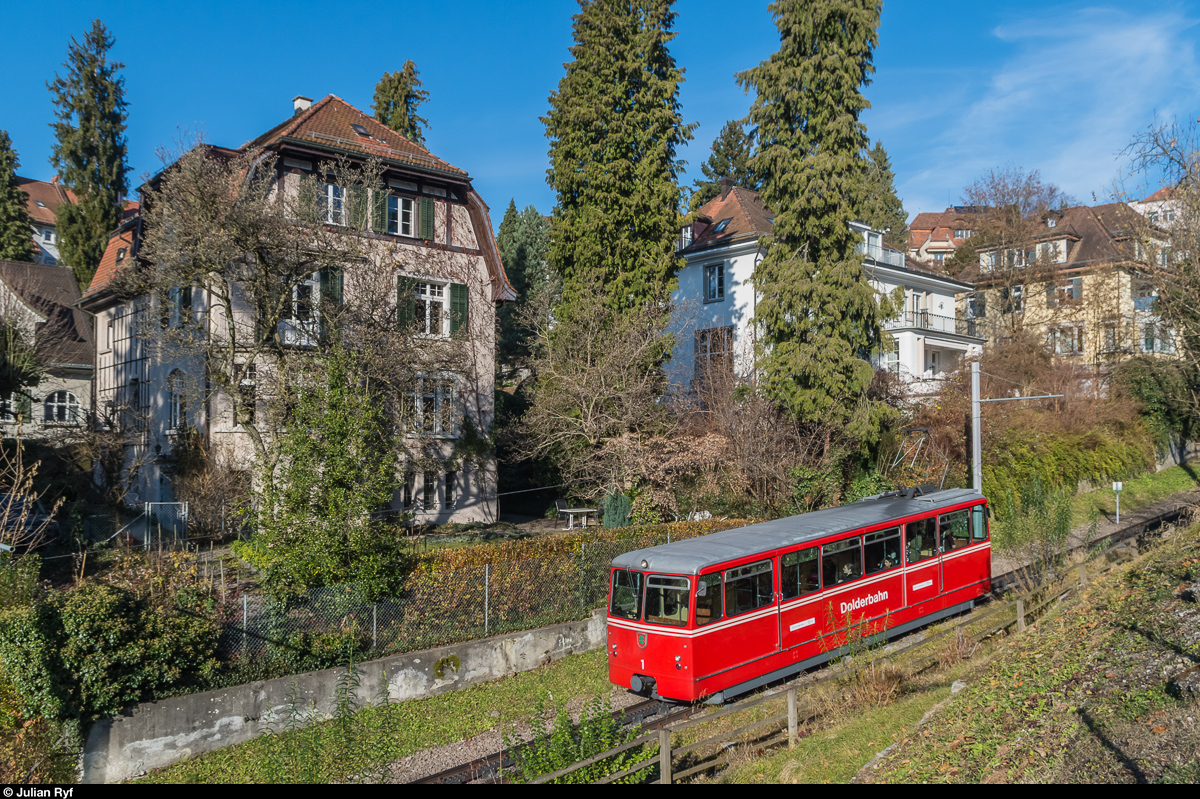 Der Dolderbahn Bhe 1/2 1 (SLM, 1973) befindet sich am 6. Dezember bei der Haltestelle Titlisstrasse auf Talfahrt.
