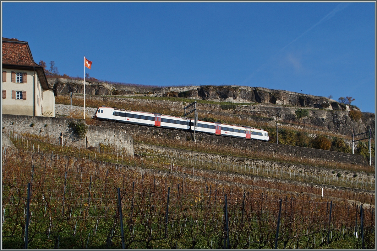 Der Domino bestehend aus RBDe 560 288- 3 und ABt NPZ DO 50 58 39 43 895-4 CH-SBB und als S31 12066 von Vevey nach Puidoux-Chebres unterwegs erreicht oberhalb von St Saphorin ein grösseres Weingut.
22. Nov. 2014