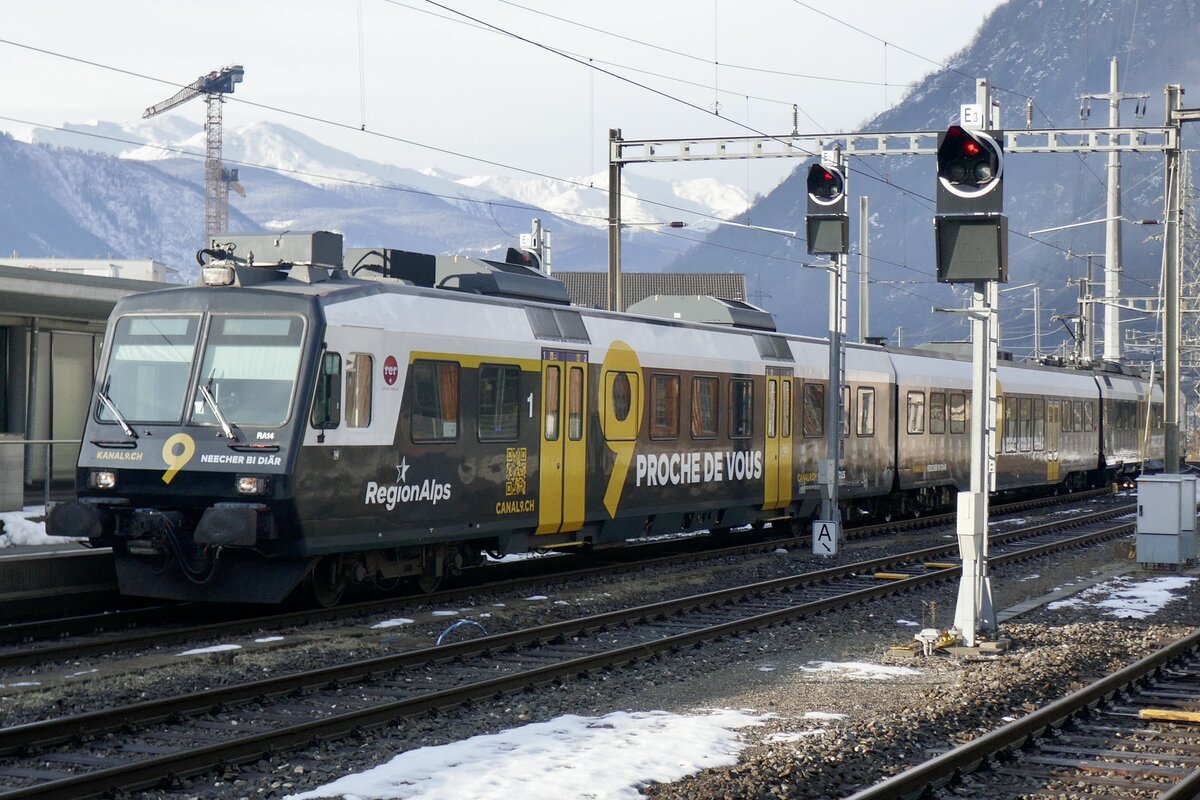 Der Domino RA14 RBDe 560 414 mit Kanal 9 Vollwerbung am 9.12.23 bei der Einfahrt in Brig.