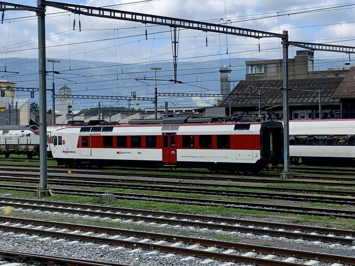 Der Domino RegionAlps Triebwagen RBDe 560 416 am 9.10.21 beim IW Yverdon Solo abgestellt.