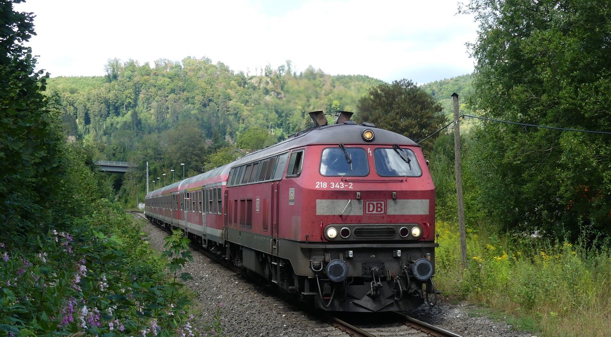 Der Donautäler Fahrradexpress (Donaueschingen - Ulm) beschleunigt mir fehlendem Fahrradwagen aus dem Haltepunkt Beuron hinaus. Das Foto entstand neben einem Bahnübergang. Aufgenommen am 11.8.2018 12:17