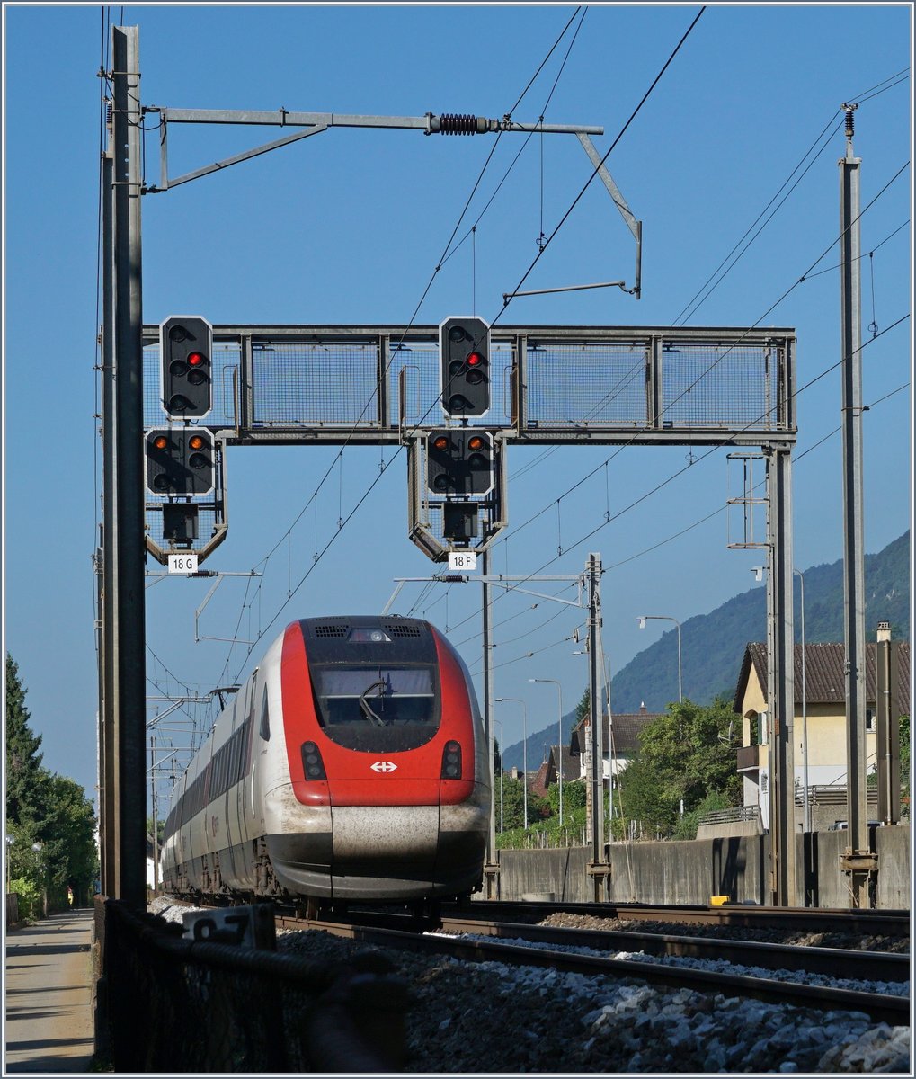 Der Doppelspurige Streckenabschnnitt von Twann nach Tüscherz kann natürlich mit der gleichen Idylle aufwarten wie der Einspurabschitt von Twann nach Ligerz, doch das eine oder andere Fotomotiv bietet er schon auch, wie z. B. die diese Signalbrücke kurz vor Twann, bei welcher gerade ein ICN Richtung Genève Aéroport vorbei fährt.
18. August 2017