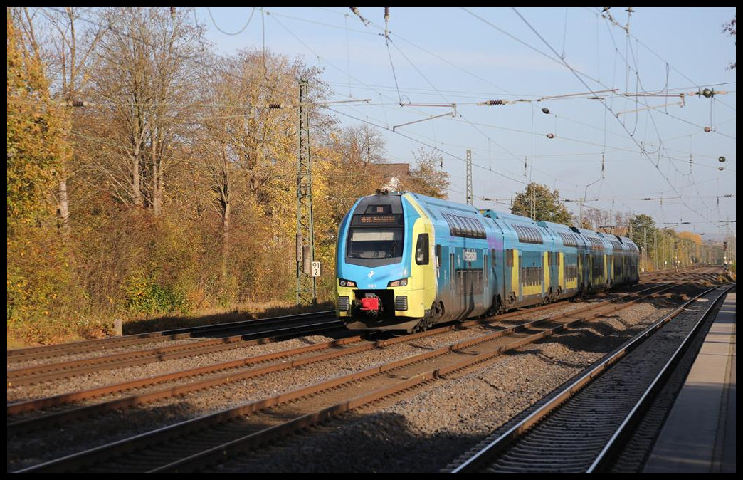 Der Doppelstock ET 611 der Westfalenbahn passiert hier am 3.11.2020 um 10.25 Uhr auf der Fahrt in Richtung Bielefeld den Haltepunkt Hiddenhausen Schweicheln.