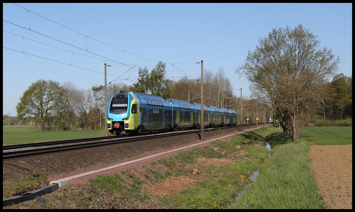 Der Doppelstock Triebwagen ET 609 der Westfalenbahn ist hier am 20.4.2020 um 9.19 Uhr zwischen Wissingen und Westerhausen nach Braunschweig unterwegs.
