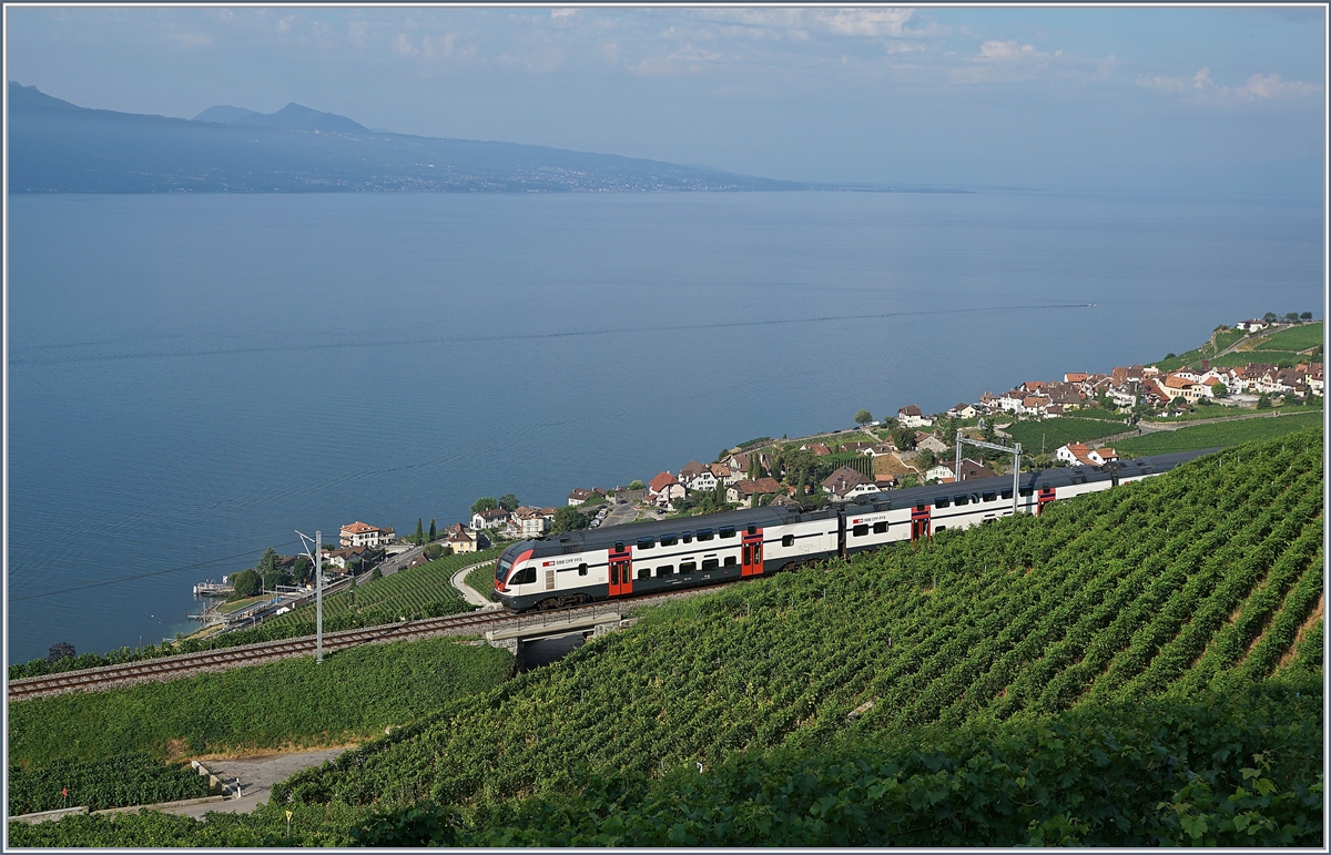 Der doppelstöckige SBB RABe 511 104 bietet hoch über dem Genfersee eine herrliche Aussicht auf das Lauvaux und die Savoyer Alpen . 

26. Juli 2019
