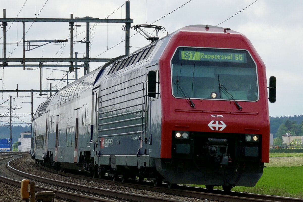 Der DPZ mit der Re 450 020  Pfäffikon  nach der Abfahrt in Bassersdorf.