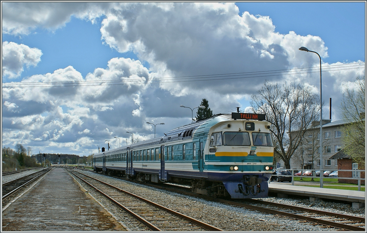 Der DR1B - 3713 der Edelaraudtee wartet als Zug 234 in Rapla auf die Abfahrt nach Tallinn. 
 7. Mai 2012