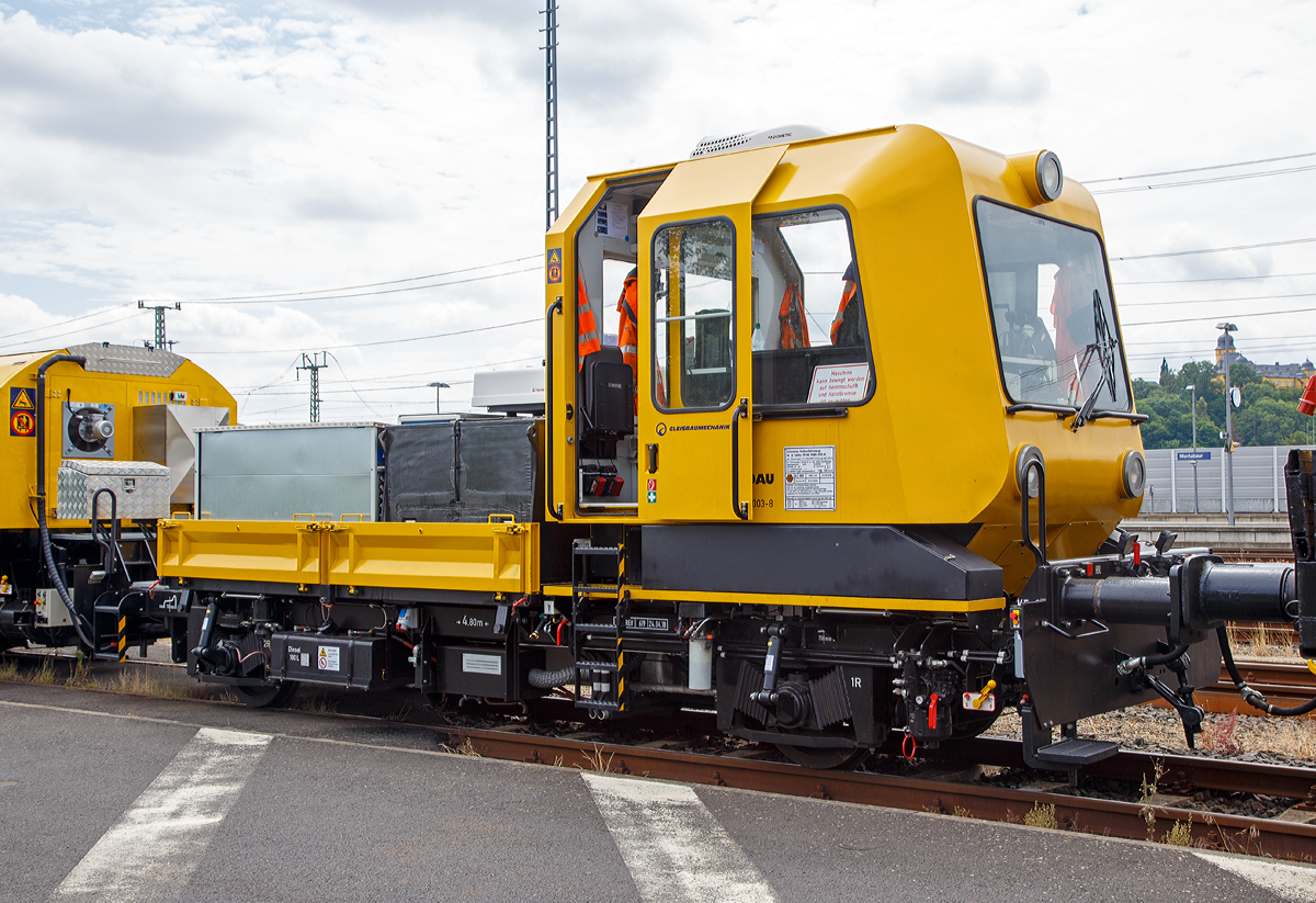 
Der Drehhobel D-HOB 2500 IV (D-HOB 4.0) der Schweerbau ist am 07.07.2019 beim ICE-Bahnhof Montabaur abgestellt.

Hier der Steuerwagen für den D-HOB 2500 IV (Schweres Nebenfahrzeug-Nr. D-SBAU 99 80 9580 003-8) einem ursprünglichen GAF 100 R (ex DB 97 17 50 131 18-9). Als GAF wurde es 1996 von der GBM Gleisbaumechanik Brandenburg/H. GmbH unter Fabriknummer  52.1.104 gebaut.

Das Fahrzeug wird als Steuerwagen eingesetzt und besitzt keinen eigenen Antrieb mehr.

TECHNISCHE DATEN Steuerwagen (D-SBAU 99 80 9580 003-8):
Anzahl der Achsen: 2
Länge über Puffer: 9.080 mm
Achsabstand: 4.800 mm
Breite: 2.600 mm
Höhe: 3.910 mm
Gewicht: 16 t
Nutzlast: 4 t
Höchstgeschwindigkeit: 100 km/h
Zur Mitfahrt zugel. Personen: 6
Zugelassen für Streckenklasse A oder höher.
Darf nur zusammengekuppelt mit dem Technologieträger D-HOB 2500 und dem Spänetransportwagen STW 01 in Zügen eingestellt werden.