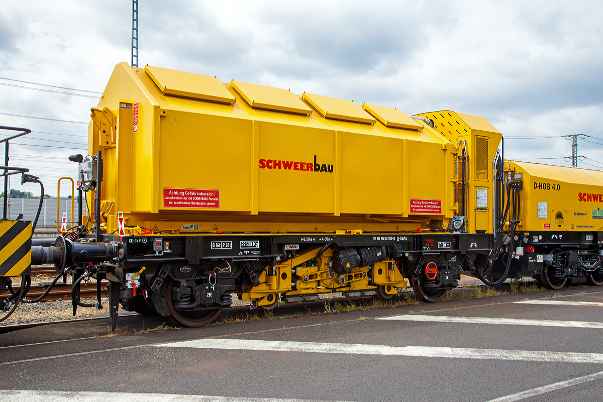 
Der Drehhobel D-HOB 2500 IV (D-HOB 4.0) der Schweerbau ist am 07.07.2019 beim ICE-Bahnhof Montabaur abgestellt.

Hier der Spänetransportwagen STW 01, mit Schleifeinheit (Rutschersteinschleifen), Schweres Nebenfahrzeug-Nr. D-SBAU 99 80 9 552 100-6.

Der der Spänetransportwagen STW 01ist ein 2-achsiger Wagen. Auf dem Wagen befindet sich ein 22m² Abrollcontainer als zur Aufnahme der anfallenden Späne. 

TECHNISCHE DATEN (Spänetransportwagen STW 01):
Spurweite: 1.435 mm
Anzahl der Achsen: 2
Länge über Puffer: 8.500 mm
Drehzapfenabstand: 4.800 mm
Laufraddurchmesser: 920 mm (neu) / 860 mm (abgenutzt)
Breite: 2.600 mm
Höhe: 3.640 mm
Gewicht: 22.600 kg
Nutzlast: 7,0 t
Höchstgeschwindigkeit: 100 km/h (geschoben 80 km/h)
Kleister befahrbarer Gleisbogen: R 30 m
Bremse: KE-GP
Zugelassen für Streckenklasse A oder höher.
