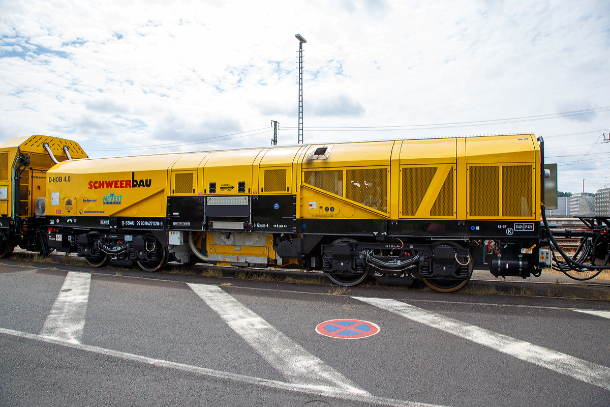 
Der Drehhobel D-HOB 2500 IV (D-HOB 4.0) der Schweerbau ist am 07.07.2019 beim ICE-Bahnhof Montabaur abgestellt.

Hier der Technologieträger D-HOB 2500 IV (D-HOB 4.0), Schweres Nebenfahrzeug-Nr. D-SBAU 99 80 9427 020-9, mit dem eigentlichen Drehhobel. Die Fahrzeugtechnik wurde 2018 von der GBM Gleisbaumechanik Brandenburg/H. GmbH unter Fabriknummer  089 004 gebaut. Arbeitstechnik ist von der Firma Mevert Maschinenbau GmbH, Lauenhagen.

Der Drehhobel D-HOB 2500 IV ist ein auf zwei 2-achsigen Drehgestellen laufendes Fahrzeug, das bewusst so ausgelegt wurde, dass ein Einsatz sowohl auf Vollbahnen als auch in verschiedenen Metro-Netzen, z.B. Paris, London, möglich ist. Im Bereich der Deutschen Bahn dürfen Strecken mit einer zugelassen Höchstgeschwindigkeit bis 300 km/h bearbeitet werden.

TECHNISCHE DATEN (Drehhobel D-HOB 2500 IV):
Spurweite: 1.435 mm
Anzahl der Achsen: 4 in zwei Drehgestellen (mit Hydrodynamischen Antrieb für den Arbeitsantrieb)
Achsformel im Arbeitsbetrieb (vermutlich): Bo´Bo´
Länge über Puffer: 12.640 mm
Drehzapfenabstand: 6.540 mm
Achsabstand im Drehgestell: 1.800 mm
Laufraddurchmesser: 920 mm (neu) / 860 mm (abgenutzt)
Breite: 2.540 mm
Höhe: 2.833 mm
Gewicht: 47 t
Nutzlast: 1,0 t
Motorleistung: 354 kW