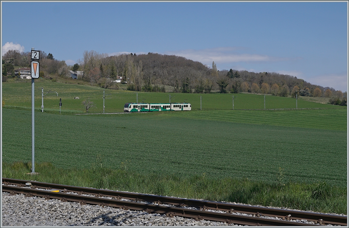 Der dreiteilige BAM / MBC Regionalzug R 129 unterwegs von Bière nach Morges erreicht Yens. 

20. April 2021