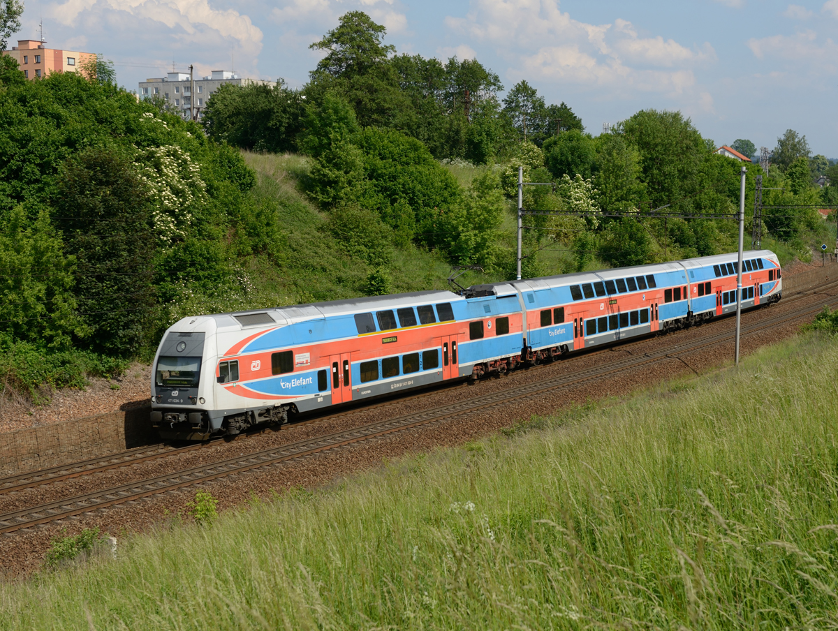 Der dreiteilige  CityElefant  471 034 war am Nachmittag des 26. Mai 2018 als Os 5026 von  Česká Třebová nach  Kolín unterwegs, und wurde von mir kurz nach dem Verlassen des Ausgangsbahnhofes fotografiert. 