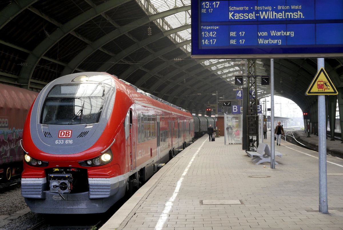 Der dreiteilige PESA-Link 633 116 als RE 17 Hagen - Kassel-Wilhelmshöhe in Hagen Hbf, 1.5.19. 