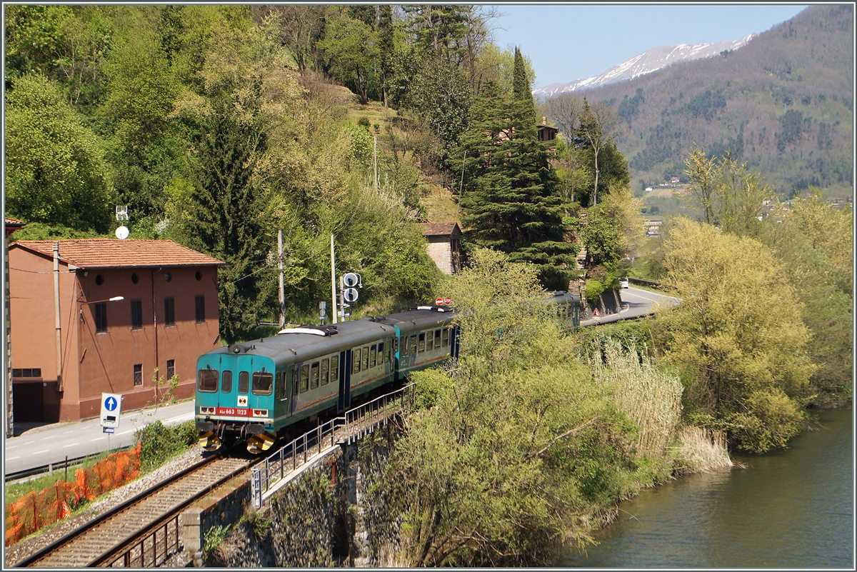 Der dreiteilige Regionalzug 6966 von Lucca nach Minucciano-Pieve-Casola mit dem ALn 663 1123 als Schlussläufer kurz nach Borgo a Mozzano am 20. April 2015