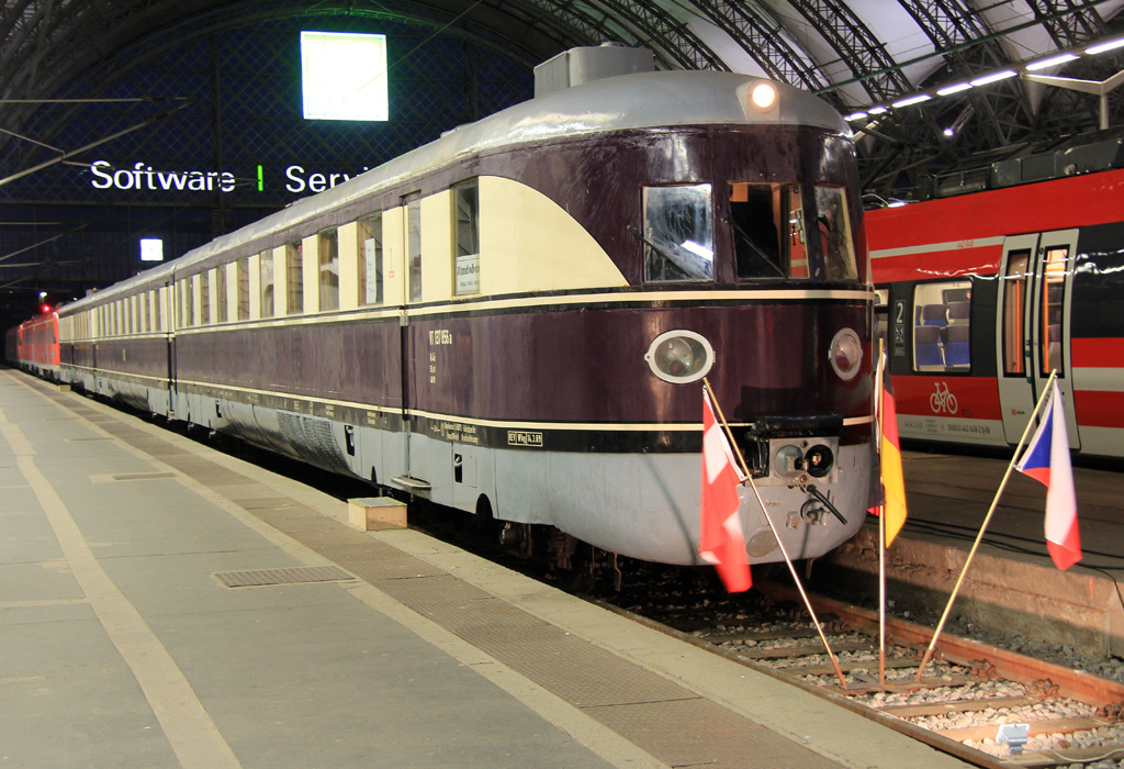 Der dreiteilige Schnelltriebwagen SVT 137 856 der Bauart Köln war während des 6.Dredner Dampfloktreffens im Dresdner Hauptbahnhof abgestellt, 11.04.2014.