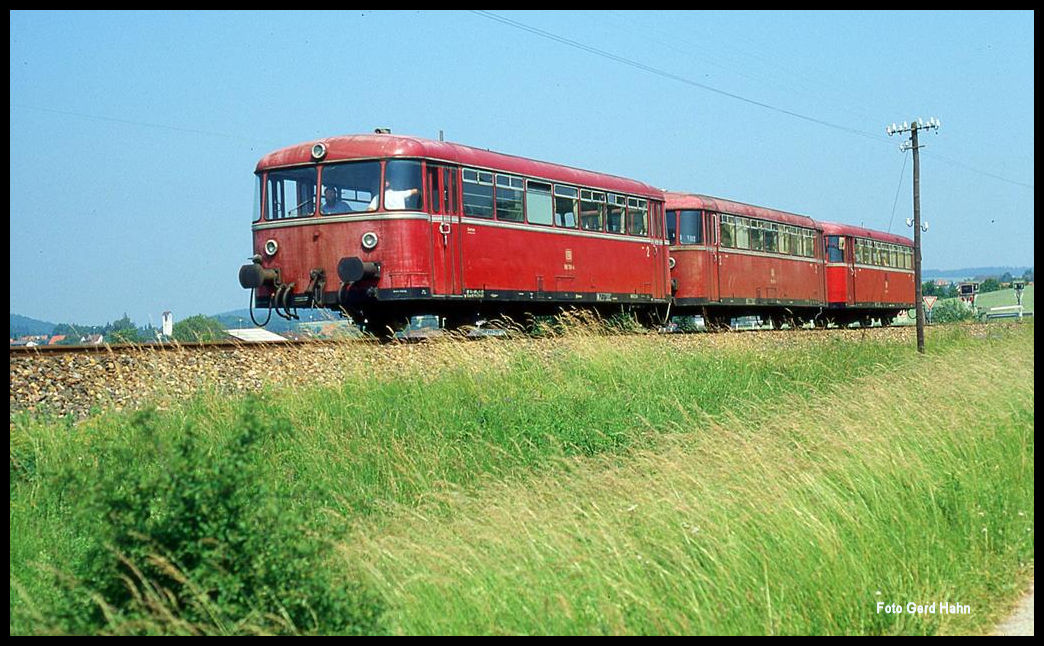 Der dreiteilige Zug 6791 wurde am 6.7.1991 aus Schienenbus 798572 und den Beiwagen 998769 und 998283 gebildet. Diese Einheit hielt ich um 11.38 Uhr auf der Fahrt nach Seckach am Ortsrand von Buchen im Bild fest.