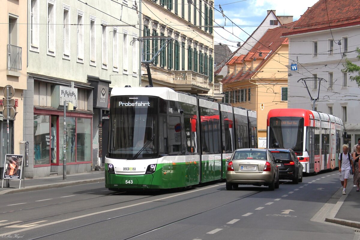 Der dritte Flexity, der am 7.7.2026 in Graz unterwegs war, war der Wagen Nr. 543.
Dieser fuhr als Probefahrt hier in der Annenstra�e vom Jakominiplatz kommend in Richtung stadtausw�rts.