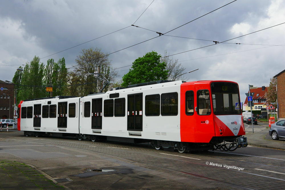 Der dritte modernisierte B-Wagen 2426 (ex. 2196) auf dem Simonskaul am 08.04.2014.
