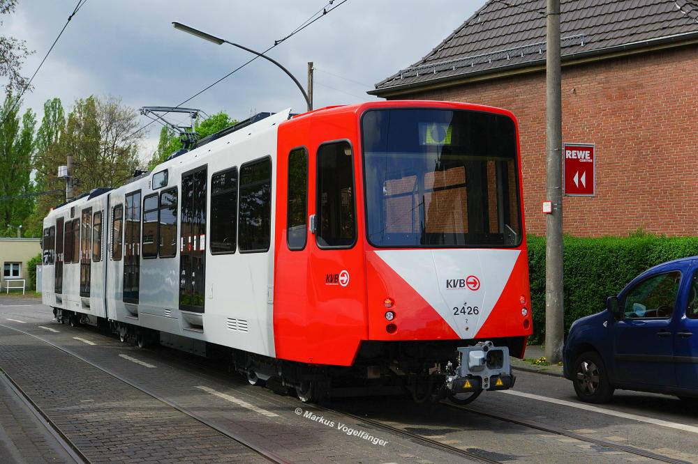 Der dritte modernisierte B-Wagen 2426 (ex. 2196) auf dem Simonskaul am 08.04.2014.
