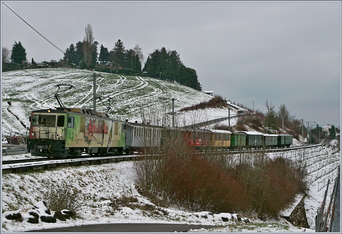 Der dritten März ist der Beginn des interessanten Jubiläumsjahres  50 Jahre Blonay - Chamby Museumsbahn . 
Das Bild zeigt die MOB GDe 4/4 6006 mit dem ebeso bunten wie langen  Winterdampfzug  (Montreux) - Montbovon - Zweisimmen kurz vor Planchamp.
Ab Montbovon werden zwei HG 3/4 Dampfloks den langen Zug übernehmen. 
3. März 2018