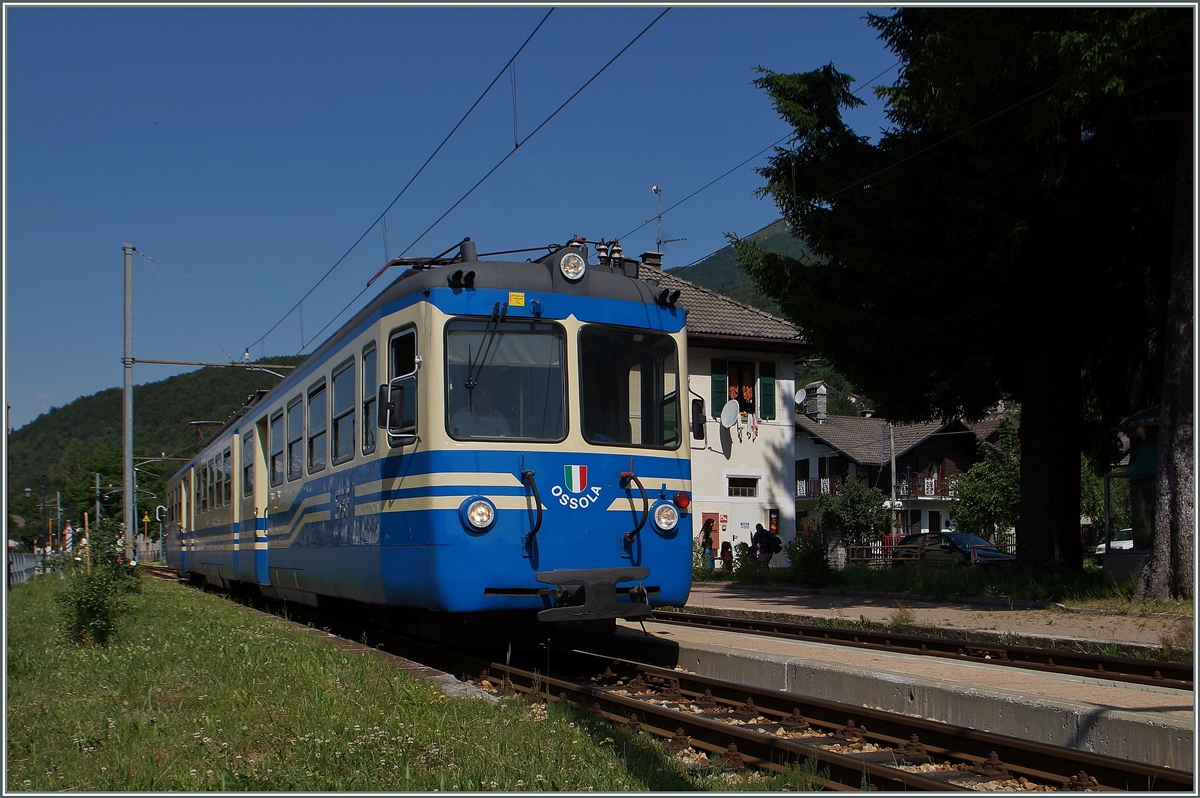 Der in Druogno kurz haltende, als Regionalzug 745 von Domodossala nach Re fahrende ABe 8/8 23  Ossola  weist auf der Stirnfornt eine nach oben weisenden hellen Spitz auf. 
10. Juni 2014