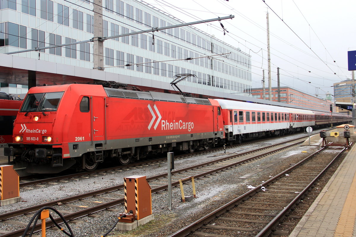 Der DRV13489  Schnee Express  von Hamburg nach Bludenz an diesem Tag mit 2 Zusatzwaggons. Aufgenommen am Innsbrucker Hbf am 10.2.2018