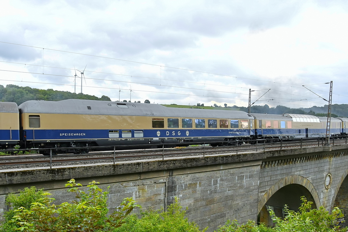 Der DSG-Buckelspeisewagen 56 80 88-71102-9 WRmh & Dom-Car 56 80 81-71 002-8 hier als Teil eines Sonderzuges über das Altenbekener Viadukt. (Juli 2019)
