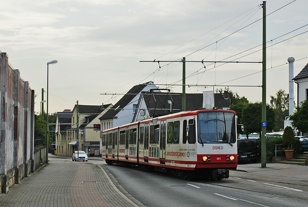 Der DSW-B80C/8 351 ist am 15.10.2019 auf der Marsbruchstraße in Aplerbeck in Richtung Westerfilde unterwegs