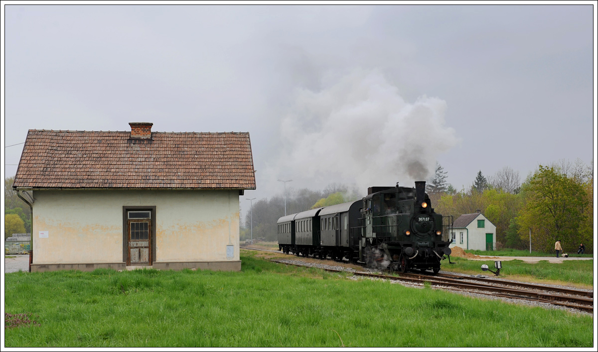 Der DT aus Strasshof wurde im Zuge einer Fotofahrt am 23.4.2010 in 3071.07 umbezeichnet und verkehrte von Mistelbach nach Hohenau als Nebenfahrt 19431. Die Aufnahme zeigt den Zug beim der Ausfahrt in Prinzendorf-Rannersdorf.
