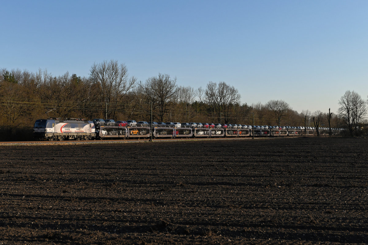 Der dünne Güterverkehr auf der KBS 930 erfährt seit jüngster Zeit eine interessante Aufwertung durch von der ZSSK traktionierte Autotransportzüge zwischen Frankreich und der Slowakei. Der Hersteller Peugeot läßt Fahrzeuge aus französischer Produktion für den osteuropäischen Markt damit transportieren. Auf dem Rückweg werden Fahrzeuge aus dem PSA Werk Trnava mitgenommen. Eine sehr effiziente Lösung, denn üblicherweise fahren Autotransportzüge zumeist in einer Richtung leer. Am 16. März 2020 konnte ich die 383 207 mit einem Zug nach Bratislava am Korbianiholz an der Stadtgrenze zu München ablichten. 