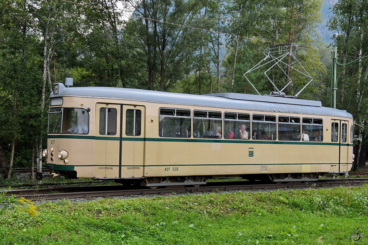 Der DÜWAG-Großraumwagen  437  bei der Abfahrt vom Historama Ferlach. (September 2019)