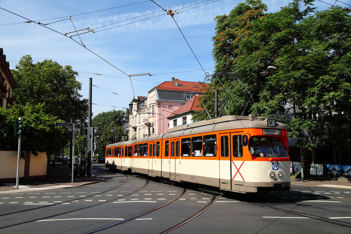 Der Düwag-GT6 Nr. 102 zählt zum Bestand der historischen Fahrzeuge der Verkehrsgesellschaft Frankfurt am Main. Am 10.07.2016 biegt er auf die Stesemannallee ein.