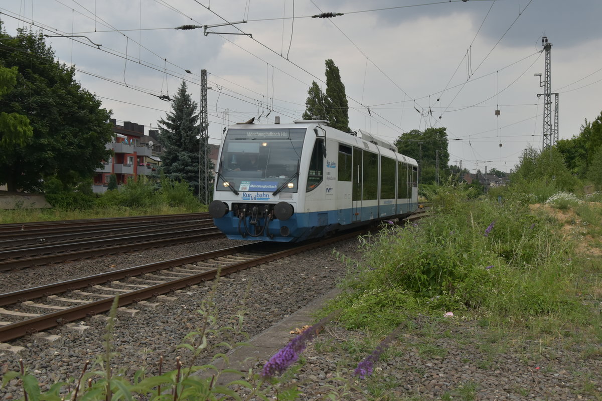 Der DÜWAG Regiosprinter 654 009 der RTB, der im Auftrag der DB die RB34 bedient, kommt hier gerade auf Gleis 4 in den Rheydter Hbf eingefahren auf seinem Weg nach Mönchengladbach Hbf. Montagabend den 10.7.2017
