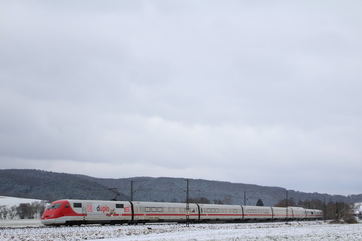 Der Duplo-ICE 401 012/512 sucht sich seinen Weg durch das Haunetal. Hier bei Haunetal-Neukirchen am 04.02.2018