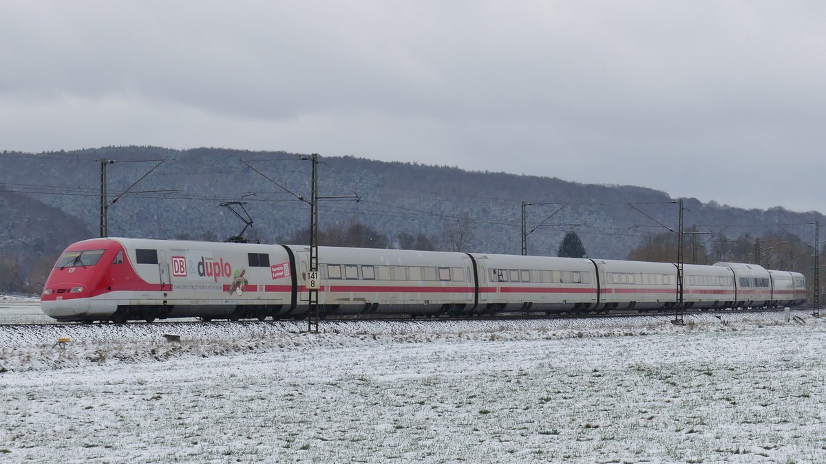 Der Duplo-ICE auf dem Weg nach München durchfährt eine Kurve im Haunetal nahe Meisenbach. Aufgenommen am 4.2.2018 12:43