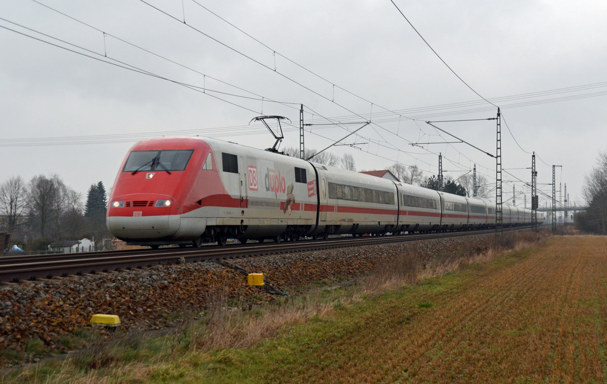 Der Duplo-ICE verkehrte am 27.01.18 als ICE 599 von Hamburg nach München. Hier durcheilt der Zug Gräfenhainichen Richtung Bitterfeld.