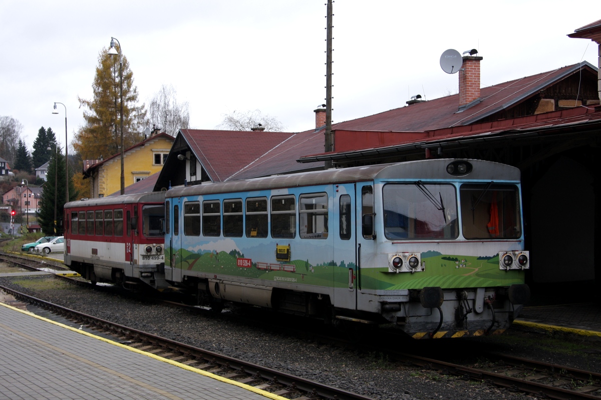 Der durch GW TrainRegio eingesetzte 810 526 und der firmeneigene 810 499 am 19.11.2016 im Bf Kraslice