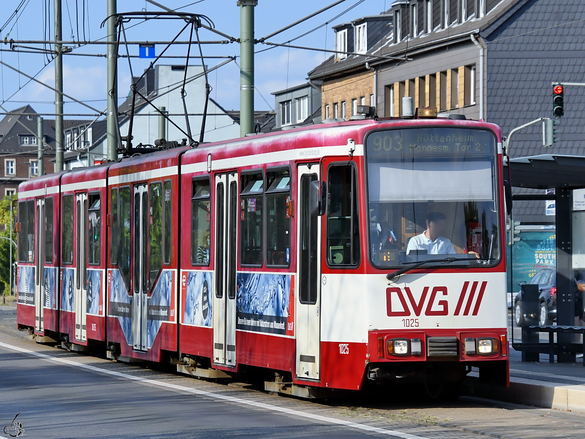 Der DVG-Straßenbahnwagen  1025  wartete Ende August 2022 an der Haltestelle  Hochfeld Süd Bf / Rheinpark  auf die Weiterfahrt.