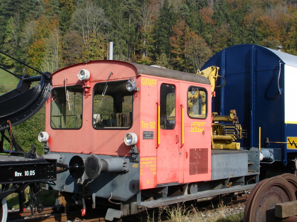 Der DVZO-Tm II 92  Giraff  (ehemals SZU, Baujahr 1978) am 14. Oktober 2007 beim Depot Bauma. Dieser Standort war anlässlich des Fahrzeugtreffens geöffnet und gegen die Gleise mit Absperrband gesichert. Dieses Fahrzeug ist 2008 an die Museumsbahn Etzwilen-Singen verkauft worden.