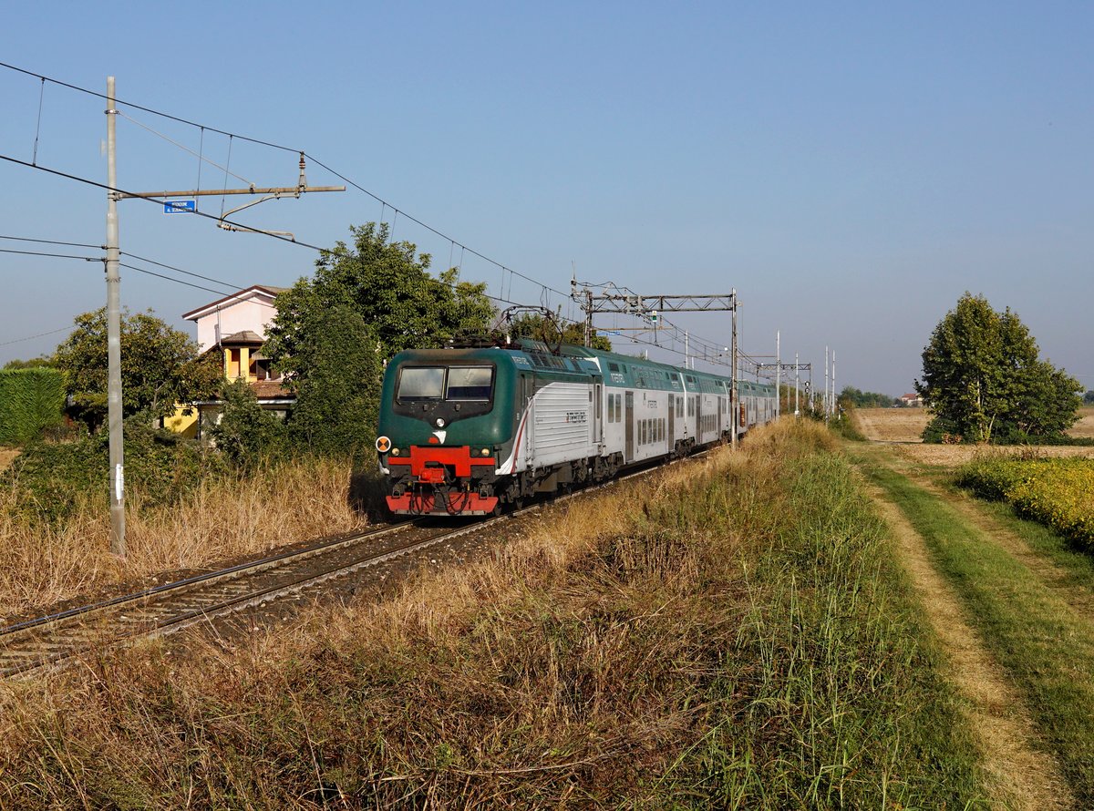 Der E 464 258 mit einem R am 27.09.2018 unterwegs bei Castellucchio.