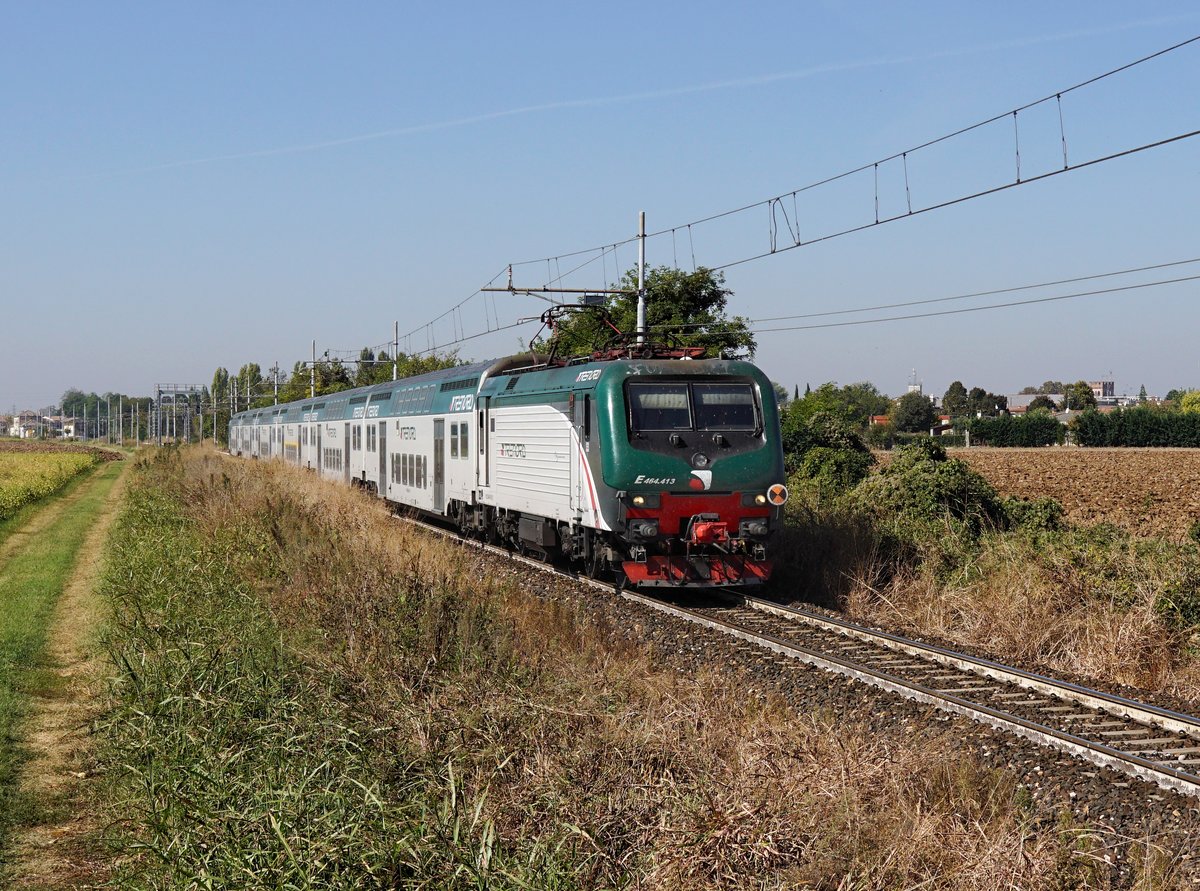 Der E 464 413 mit einem R am 27.09.2018 unterwegs bei Castellucchio.