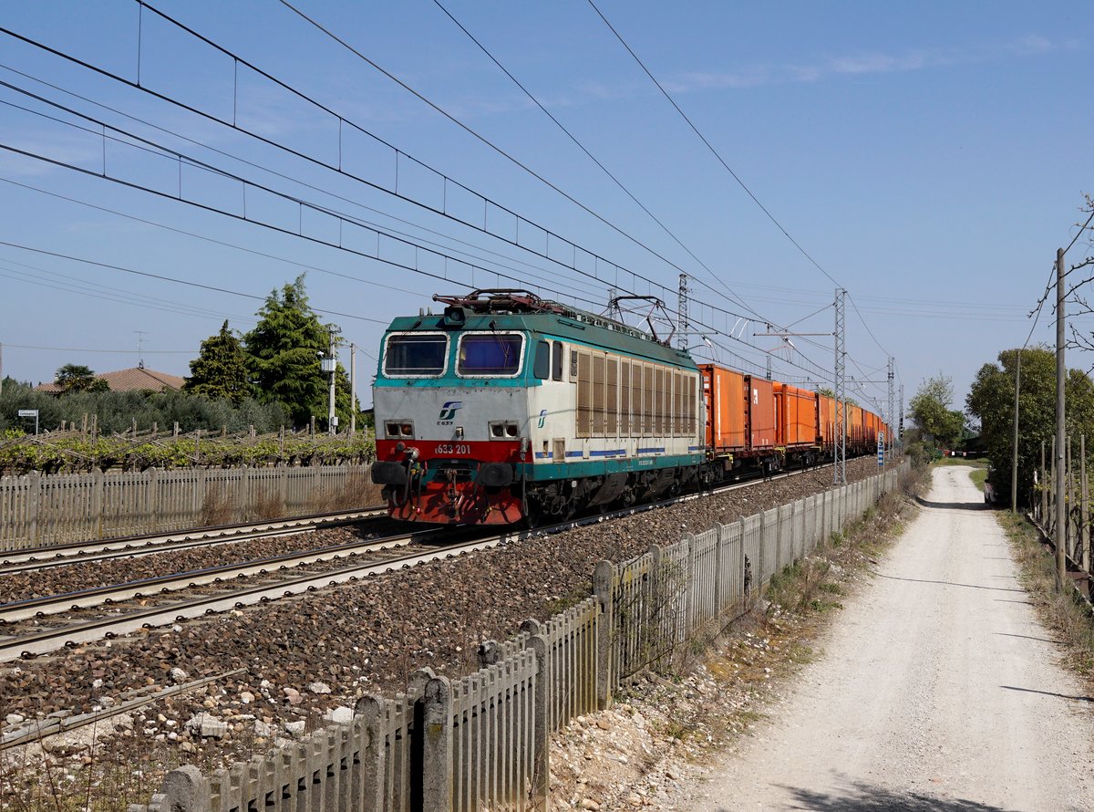 Der E 633 201 mit einem Containerzug am 21.04.2017 unterwegs bei Tagliaferro.