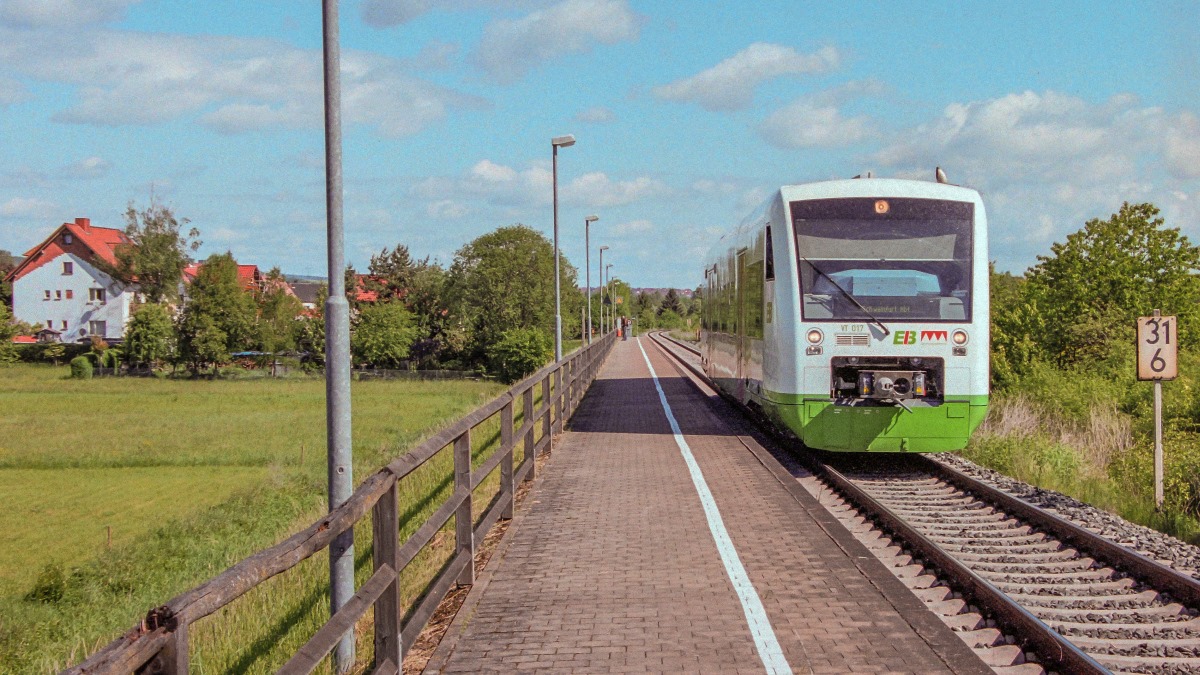 Der EB-RegioShuttle VT 017 hielt am 24.5.06 als RB nach Schweinfurt im schlichten, aber sehr langen Haltepunkt Burglauer. Der Ort liegt links vom Bildrand.