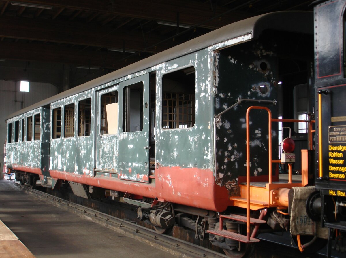 Der EBT-ABDi 722 (Baujahr 1955) des Vereins Historische Eisenbahn Emmental am 28. Oktober 2007 während seiner grossen Revision in der Werkstätte Huttwil. Anlässlich der Dampftage war diese öffentlich zugänglich.